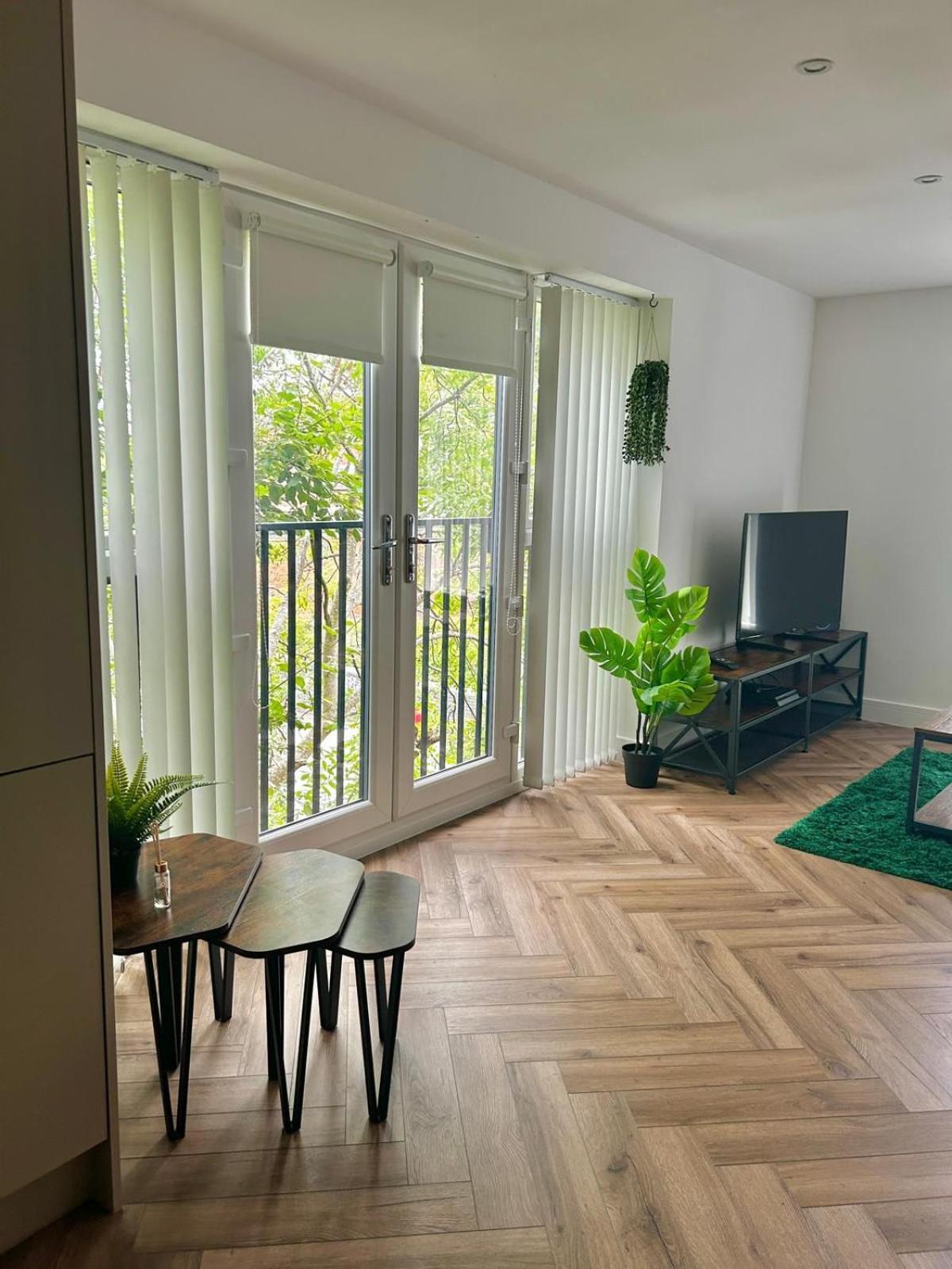 Brand New Luxury Modern Spacious Apartment *